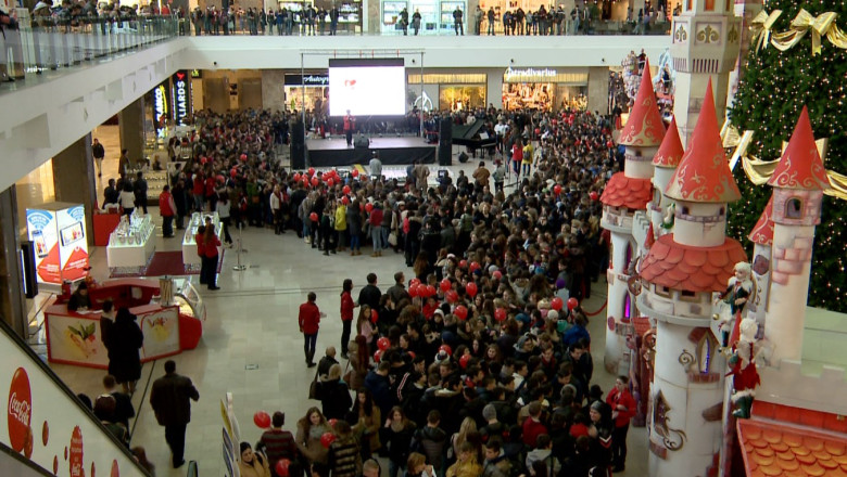 Din solidaritate cu pacientii infectati cu HIV, 2.000 de persoane au format o funda umana Imagine