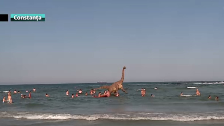 Dinozaur la mare. Turistii si localnicii au avut parte de o surpriza „preistorica" Imagine