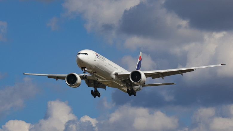 „Dintr-o data, avionul a picat din cer”. Momente de groaza in timpul unui zbor in care pasagerii s-au izbit de tavanul avionului Imagine