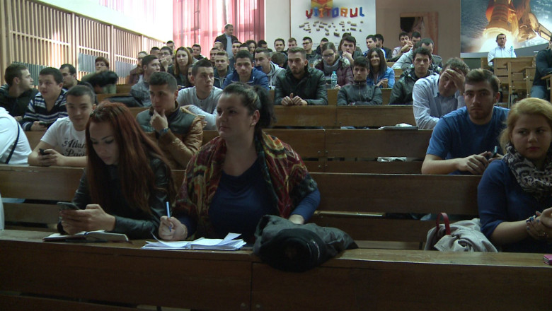 Directorul combinatului, fata in fata cu studentii  Imagine