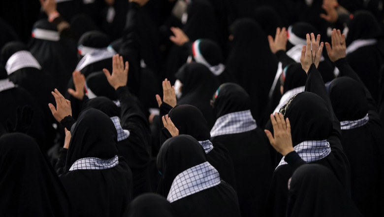 Directorul unei banci din Iran, demis pentru ca a servit o femeie care nu purta pe cap valul obligatoriu Imagine