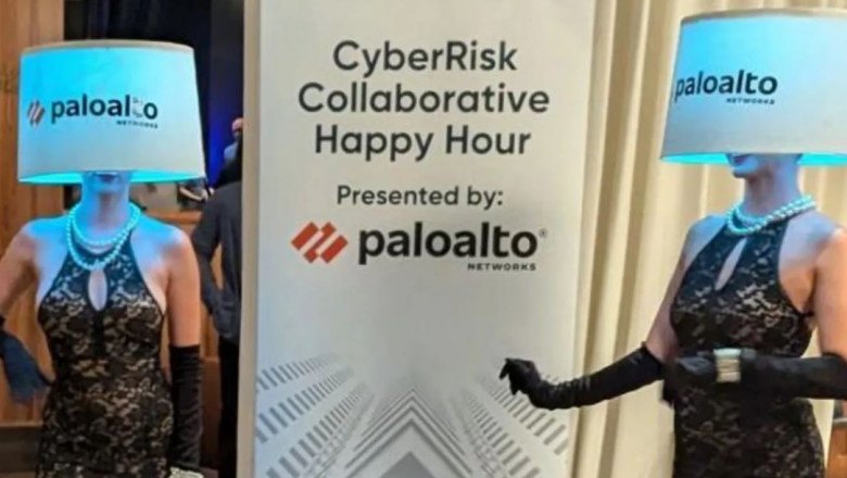 Directorul unei mari companii isi cere scuze dupa ce a pus doua femei sa pozeze cu abajururi pe cap Imagine