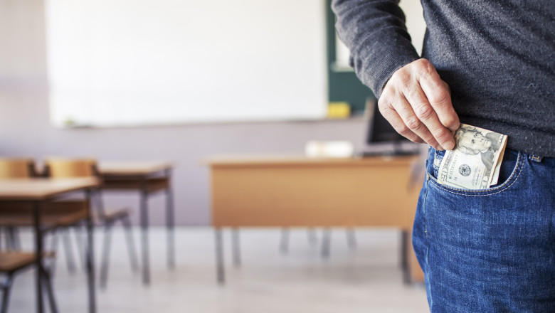 Directorul unui colegiu din Iasi a fost trimis in judecata de DNA. Ar fi luat mita sute de euro pentru transferul unui elev Imagine