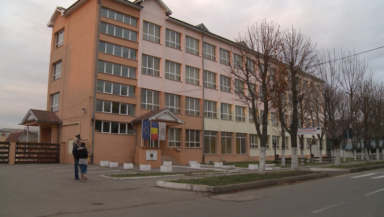 Directorul unui liceu din Bihor, acuzat ca le-ar fi cerut bani elevilor. "Este o vanatoare a postului meu", a replicat managerul scolii Imagine