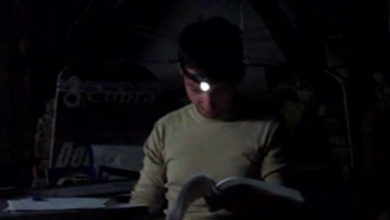 Discriminare. Un angajat trebuia sa completeze documente la lumina unei lanterne, intr-un pod Imagine