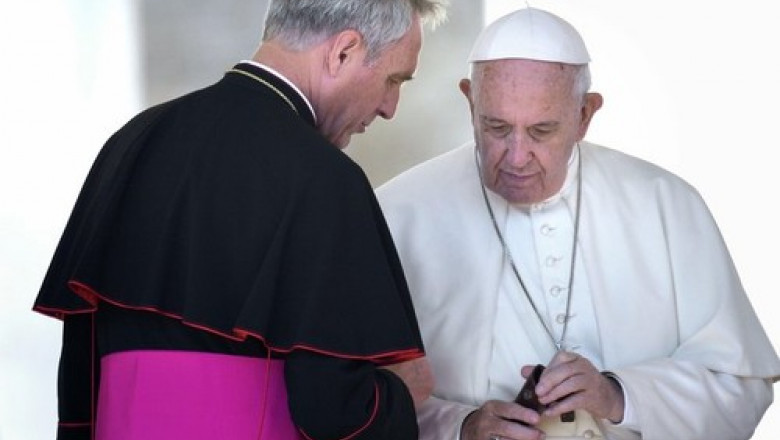 Discutii cu usile inchise la Vatican, dupa dezvaluirile celui mai bun prieten al lui Benedict despre papa Francisc: ”I-a frant inima” Imagine