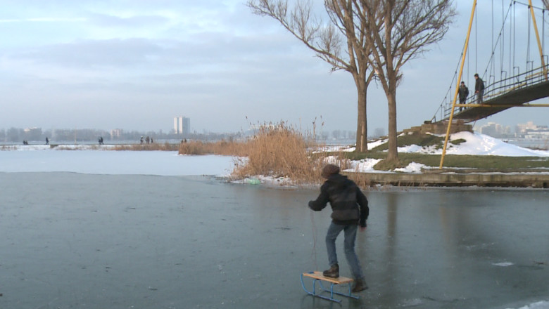 Distractie inconstienta. Mai multi copii au iesit la joaca pe un lac inghetat Imagine