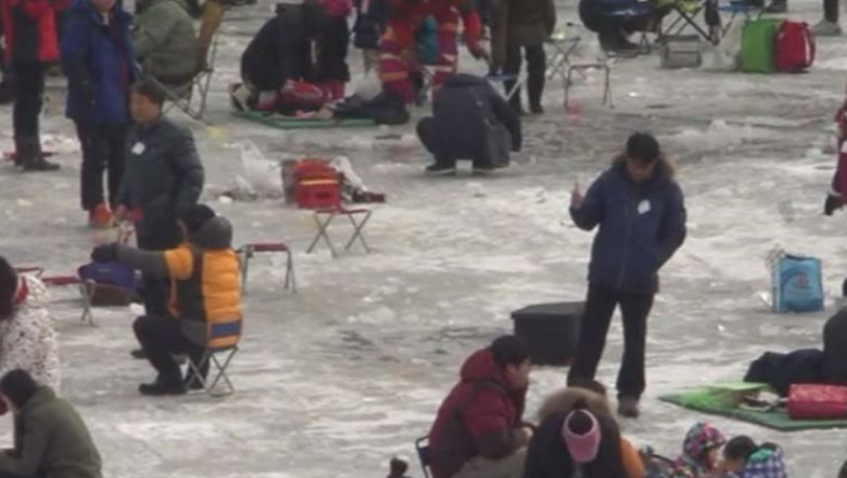 Distractie la 0°C. Mii de sud-coreeni au participat la festivalul de pescuit la copca Imagine