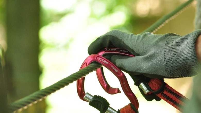 Distractie la munte, in lipsa zapezii: parcul de aventura din Brasov Imagine
