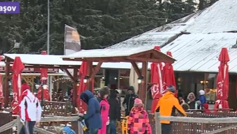 Distractie la munte. In Poiana Brasov, turistii se pot da cu sania. La Cavnic deja se schiaza Imagine