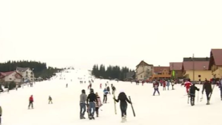 Distractie la munte. La Predeal, zapada are doar 20 de centimetri pe partie Imagine