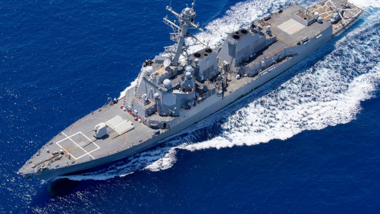 Distrugatoarele americane din Marea Rosie au respins un atac masiv de rachete si drone venit din partea rebelilor Houthi Imagine