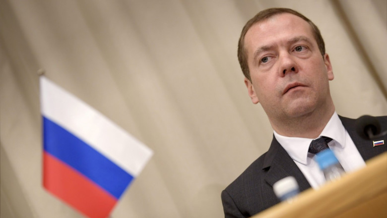 Dmitri Medvedev ameninta statele NATO ca livrarea de avioane in Ucraina echivaleaza cu intrarea in razboi impotriva Rusiei Imagine