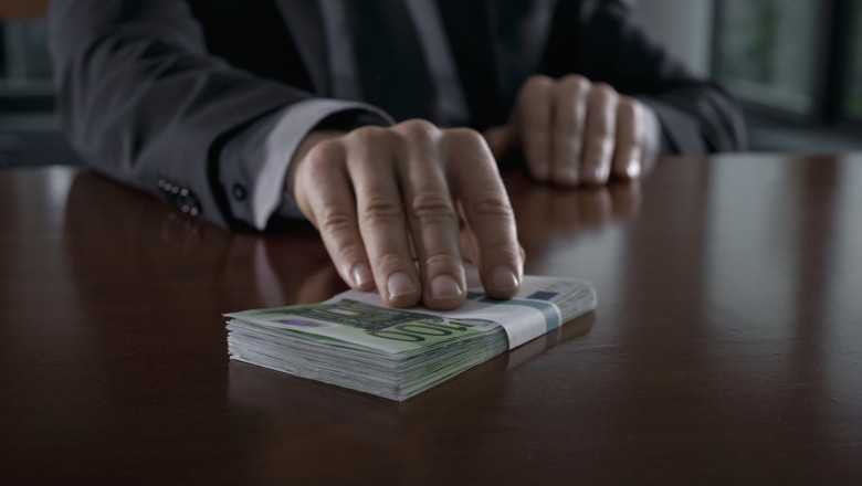 DNA: Doi politisti ar fi primit peste 100.000 de euro si doua telefoane de la un om care voia sa scape de un dosar penal Imagine