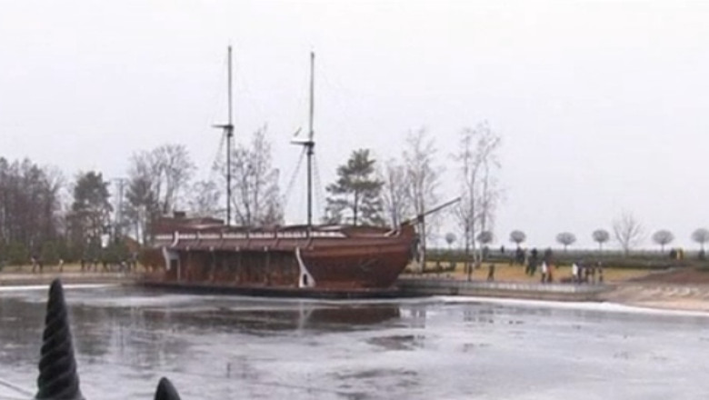 Documentele din lac. Ianukovici a dat doua milioane de dolari pentru mobila din galion Imagine