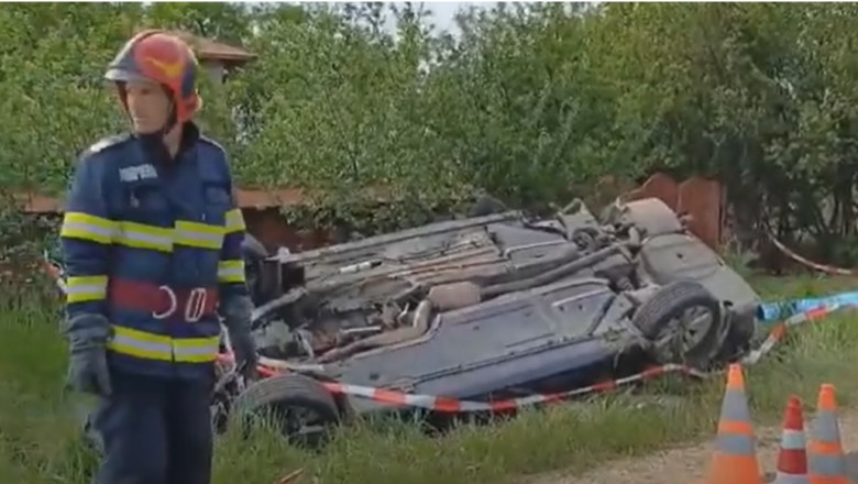 Doi adolescenti din Arges au murit, dupa ce au intrat cu masina intr-un stalp. Soferul isi luase permisul acum doua saptamani Imagine