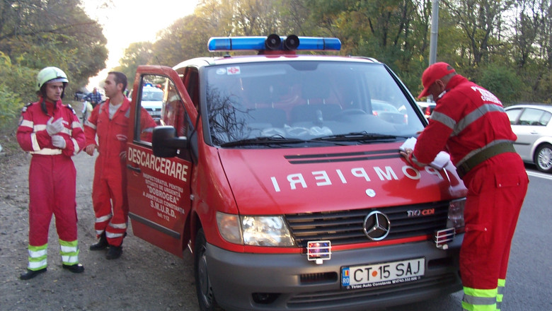 Doi angajati ai ISU Dobrogea, avansati in grad pentru ca au salvat victima unui accident rutier cu un smartphone Imagine