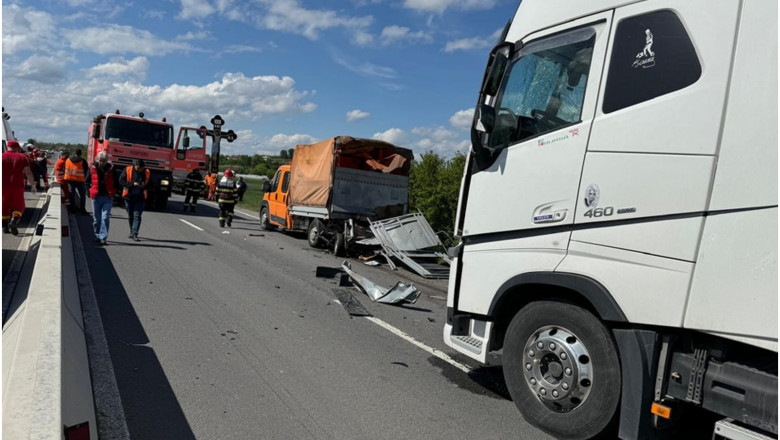 Doi angajati de la Directia Regionala de Drumuri si Poduri Craiova au fost accidentati de un sofer bulgar. O femeie a murit Imagine