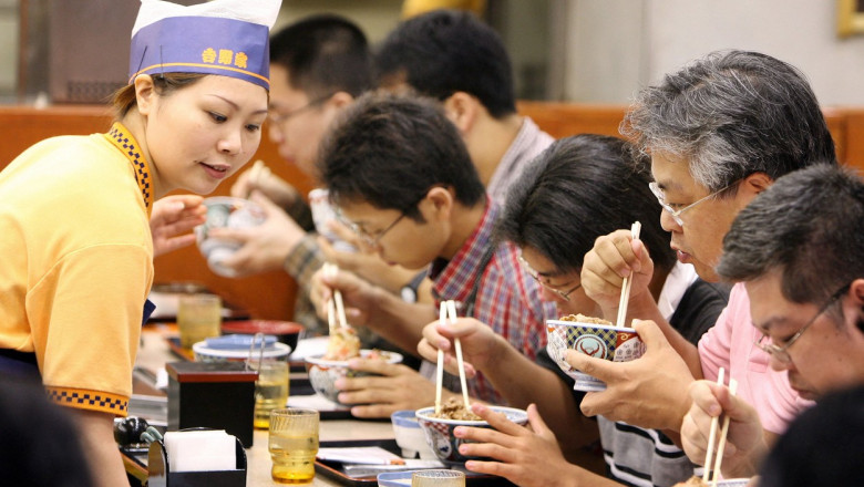 Doi barbati au fost arestati in Japonia pentru ca si-au folosit tacamurile lor intr-un restaurant Imagine