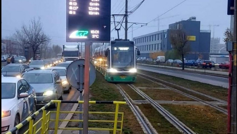 Doi barbati au fost prinsi de politisti in timp ce furau bucati dintr-o sina de tramvai din Bucuresti Imagine