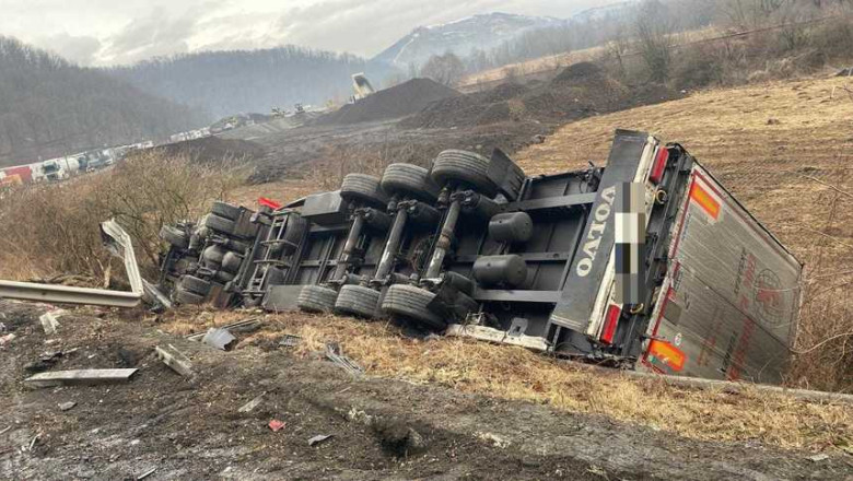 Doi barbati au murit dupa ce duba in care se aflau a intrat pe contrasens si s-a izbit de un TIR Imagine