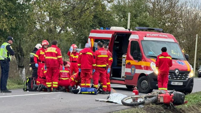 Doi barbati au murit dupa ce motocicleta pe care se aflau s-a ciocnit de o masina si au fost aruncati pe contrasens Imagine