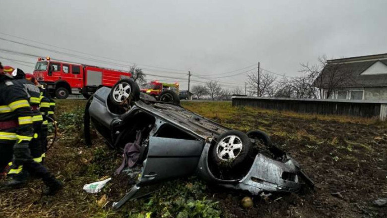 Doi barbati descoperiti morti intr-o masina rasturnata in Neamt. Autoturismul era furat Imagine