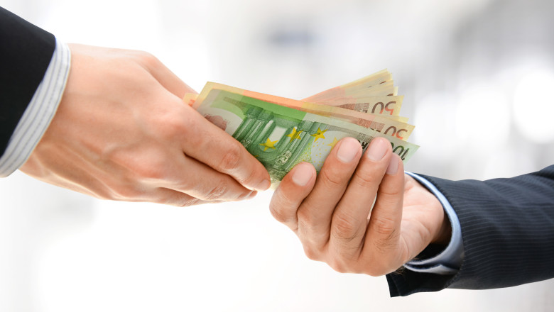 Doi barbati din Bucuresti au cerut zeci de mii de euro mita si 10% din firma unui om de afaceri. Ce i-au promis in schimb Imagine