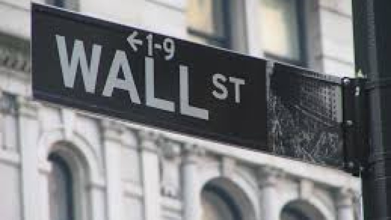 Doi barbati imbracati in negru s-au parasutat pe Wall Street Imagine
