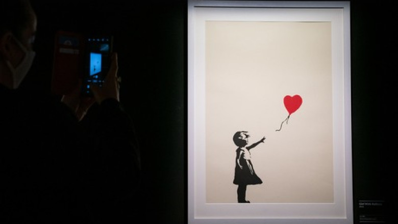 Doi barbati sunt acuzati ca ar fi furat o lucrare a artistului Banksy dintr-o galerie din Londra Imagine