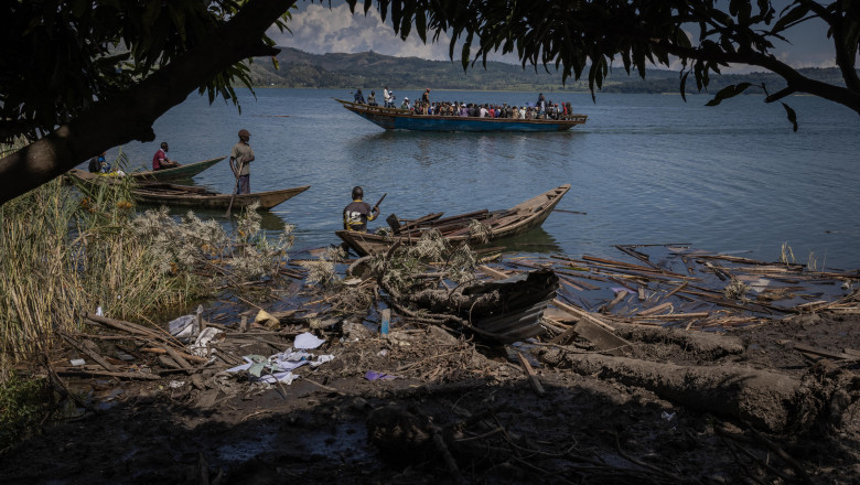 Doi bebelusi au supravietuit dupa ce au plutit 3 zile pe un lac din Congo, pe resturile caselor distruse de inundatii Imagine