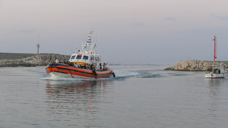 Doi copii au murit inecati in Mediterana, in timp ce incercau sa ajunga in Europa. Alti 36 de oameni au fost salvati din naufragiu Imagine