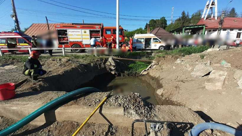 Doi copii de 4 si 6 ani au murit, dupa ce au cazut intr-un fost canal din orasul Huedin Imagine