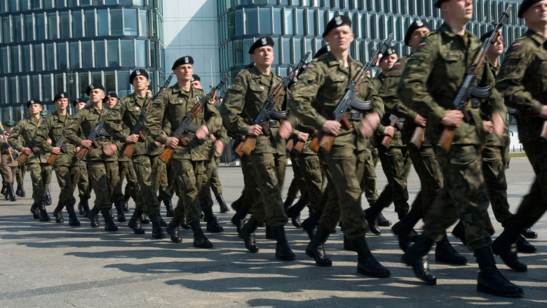 Doi din trei polonezi se opun ca soldatii tarii sa sprijine Ucraina in razboi. Declaratiile premierului Tusk Imagine