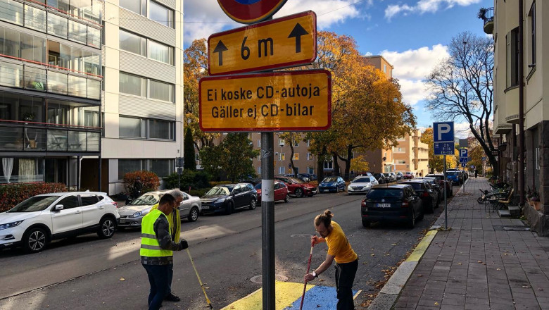 Doi finlandezi au "anexat" locul de parcare al consulului rus si l-au pictat in culorile steagului Ucrainei: "A fost referendum in doi" Imagine