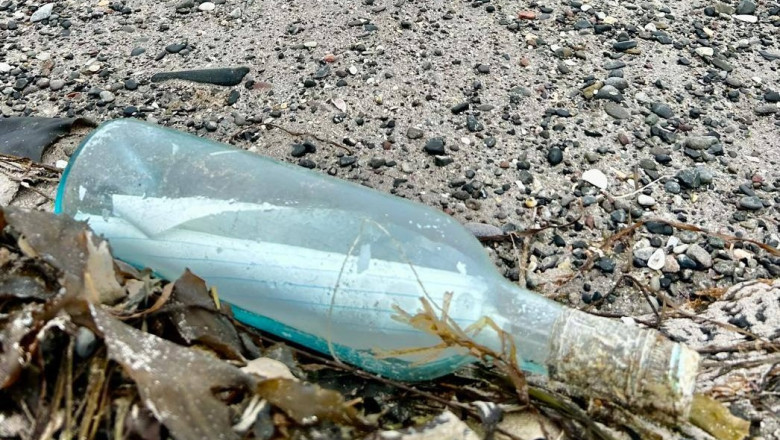 Doi indragostiti din Canada au lansat un mesaj in sticla, in Atlantic, acum 13 ani. Unde a ajuns biletul si care e povestea celor doi Imagine
