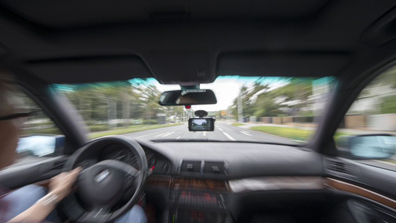 Doi minori din Caracal au furat o masina, i-au pus numere false si s-au plimbat cu ea cateva zile Imagine