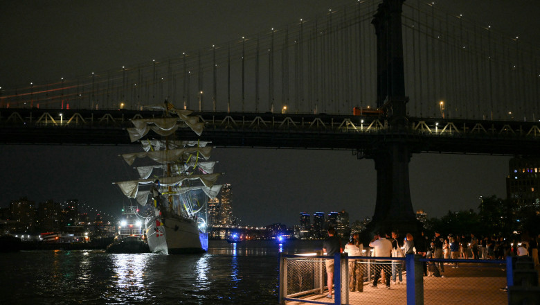 Doi morti, dupa ce un velier al Marinei mexicane a lovit podul Brooklyn din New York Imagine