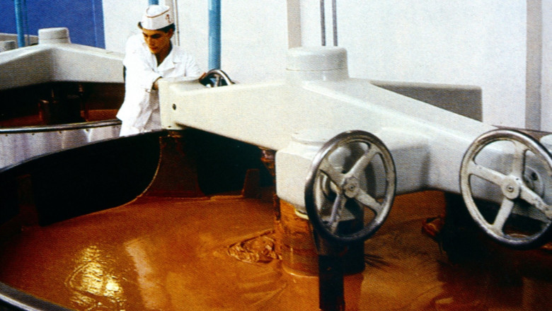 Doi muncitori au cazut in cuva cu ciocolata la o fabrica de dulciuri Imagine