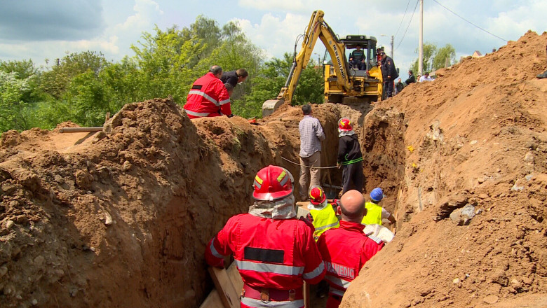 Doi muncitori, inghititi de un mal de pamant, in Craiova. Unul dintre ei a murit Imagine