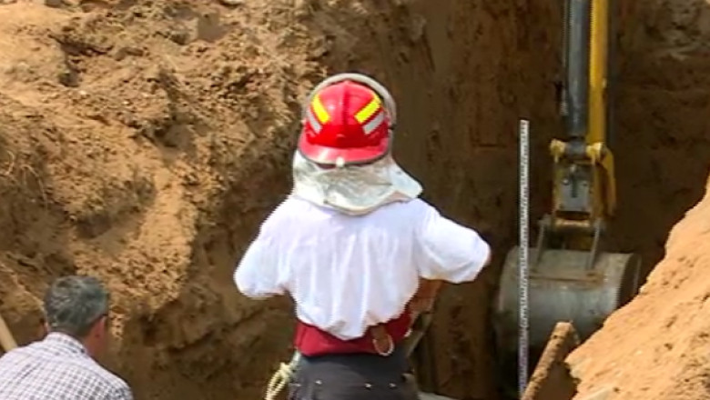 Doi muncitori, prinsi sub un mal de pamant. Unul dintre ei a murit Imagine