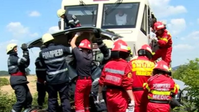 Doi oameni au fost raniti dupa ce o masina a fost spulberata de tren Imagine