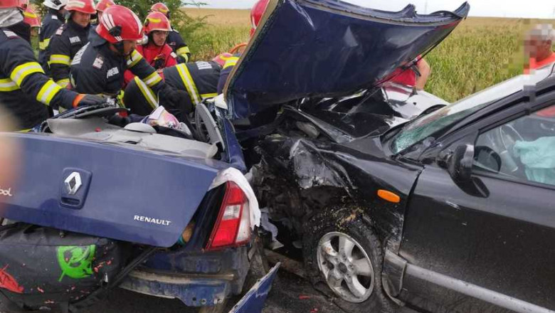Doi oameni au murit si alti patru au fost raniti, dupa ce doua masini s-au ciocnit pe DN2, in Ialomita Imagine