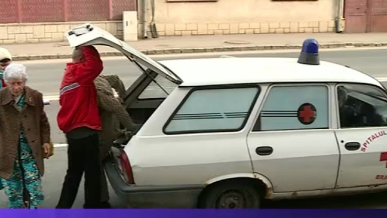 Doi pacienti inghesuiti pe o targa, transportati cu o Dacie Break din anii '80 Imagine