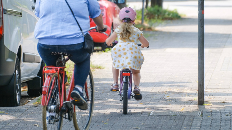 Doi parinti divortati, obligati sa plateasca peste 10.000 de euro dupa ce fiul lor de 10 ani a lovit o femeie cu bicicleta Imagine
