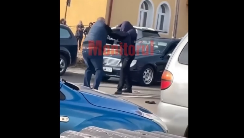 Doi parinti s-au batut in fata unei scoli din judetul Suceava. Scandalul ar fi pornit de la o invatatoare noua Imagine