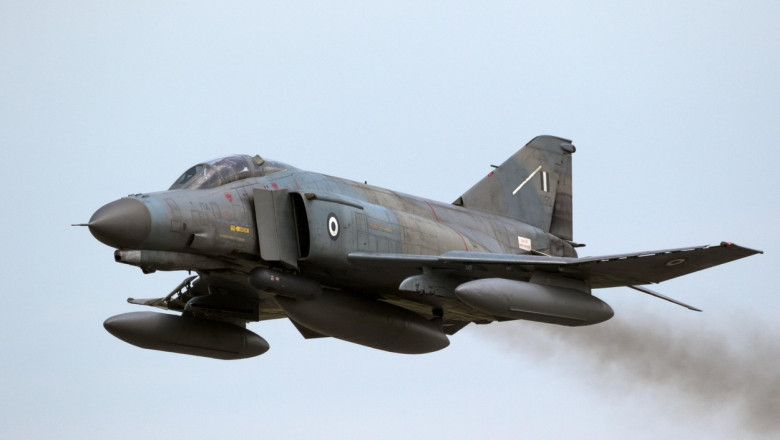 Doi piloti, dati disparuti in Grecia dupa ce un avion de vanatoare s-a prabusit in cursul unui zbor de antrenament Imagine