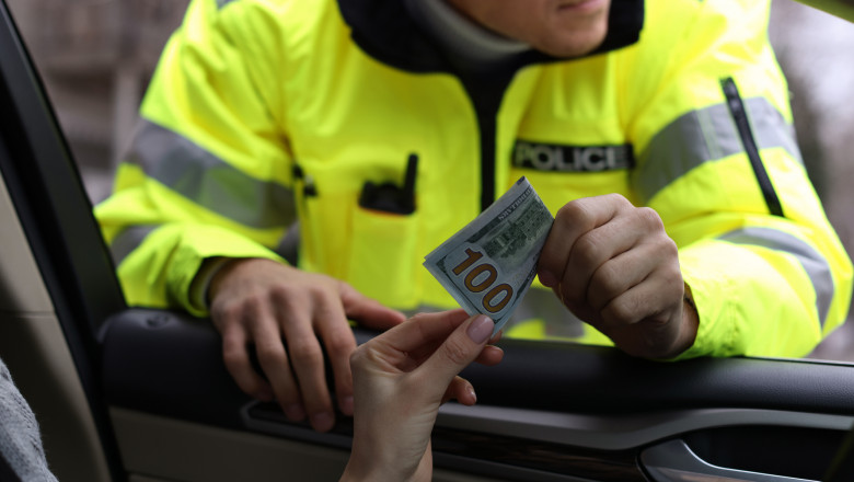 Doi politisti din Cluj au fost condamnati la inchisoare pentru spaga. Luau intre 200 si 500 de lei de la soferi, ca sa nu-i amendeze Imagine