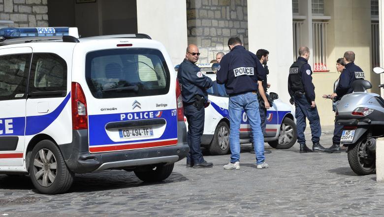 Doi politisti francezi de la biroul antinarcotice acuzati de trafic de droguri si spalare de bani Imagine