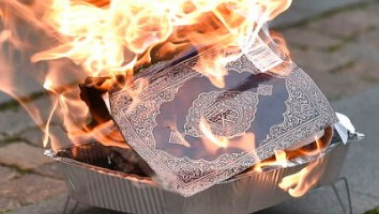 Doi protestatari au incendiat un Coran in fata ambasadei irakiene din Danemarca Imagine